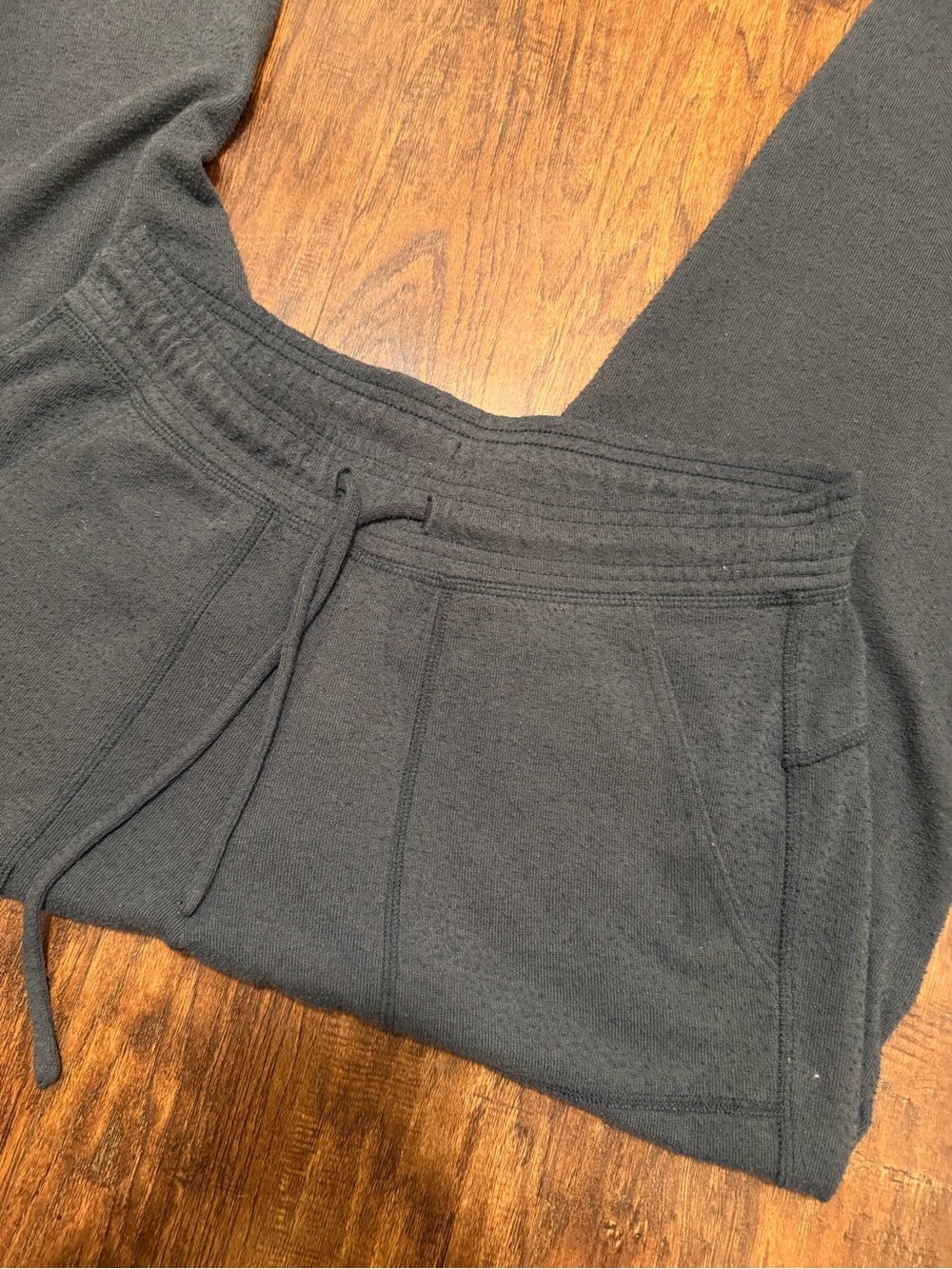 ALO Yoga women  Black Jogger Sweatpants with Back Pockets - Picture 4 of 6